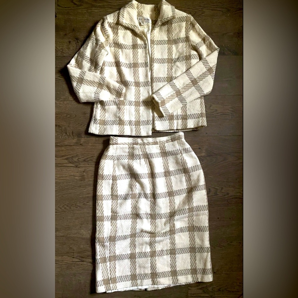 Women Brownstone Studio Skirt Set Cream/Tan Knit Knee Length Modern Boss Size 10